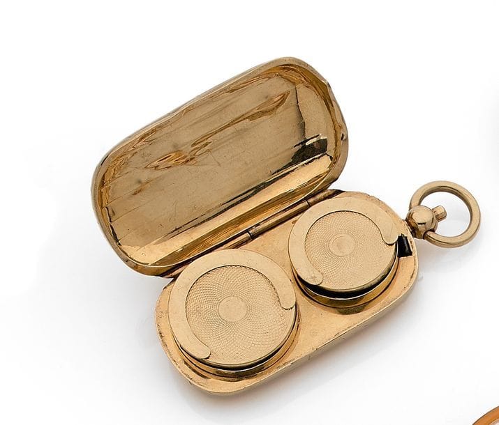 Porte-Louis en or. Hauteur totale : 6,5 cm environ. 
Poids : 27,5 g (enfoncements)