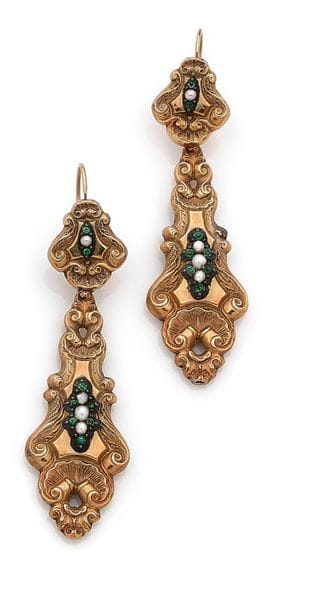 Paire de pendants d’oreilles en or 18K (750), estampé de motifs rocaille, chacun appliqué de pierres vertes fantaisie et de petites perles. Travail français régional du XIXe siècle. Hauteur : 6,7 cm environ. 
Poids brut : 5,4 g