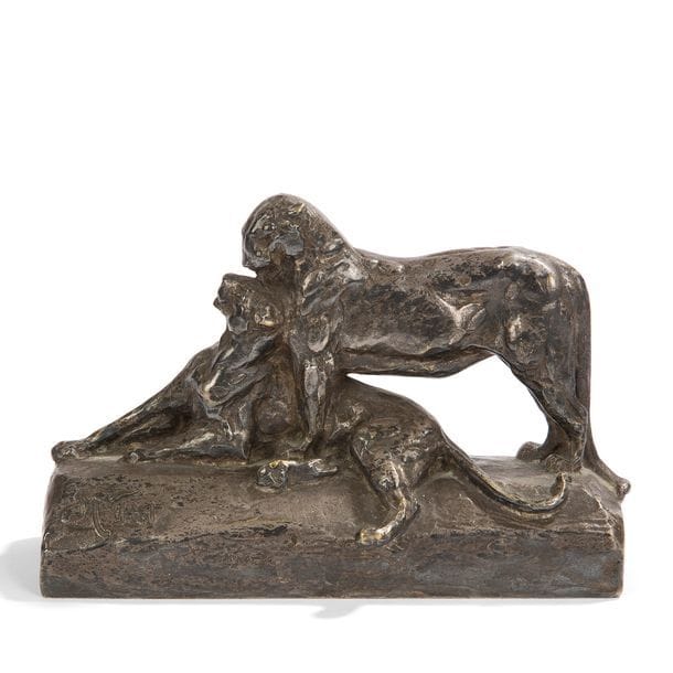 MAXIMILIEN FIOT (1886-1953) 
Couple de panthères, rare petite version, le modèle présenté au Salon des Artistes Français, Paris, 1933
Sculpture. 
Épreuve en bronze à patine argentée. 
Fonte à la cire perdue.
Édition ancienne. 
Signée M. FIOT, porte le cachet ainsi que l’inscription SUSSE Frères Éditeurs Paris et l’inscription Cire perdue sur le tertre. 
14,5 x 21 x 8 cm 
Bibliographie :
- Le Figaro artistique illustré – Numéro de juillet-août 1933. Le marbre du modèle de notre sculpture reproduit page 378.
- Dictionnaire illustré des sculpteurs animaliers & des fondeurs de l’antiquité à nos jours, volume 2 – Jean-Charles Hachet, éditions Argus Valentine’s, Luxembourg, 2005. Un modèle identique reproduit dans le catalogue illustré des sculpteurs page 718.