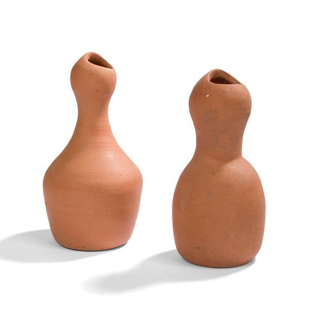 VALENTINE SCHLEGEL (NÉE EN 1925)
Deux vases, 1972
Épreuves en céramique.
Quelques infimes égrenures (tête d’épingle).
Les deux monogrammés V.S. et marqué Pour Mo, l’un daté 1972, sous la base.
Hauteur : 20 cm & 20,5 cm
Provenance :
Mme Claudie Durand, Paris. Amie proche, disciple et collaboratrice de Valentine Schlegel. Œuvre reçue en présent de l’artiste.