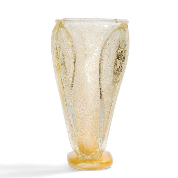 ERCOLE BAROVIER (1889-1974) DESIGNER ET BAROVIER & TOSO VETRERIA ARTISTICA À MURANO
Autunno gemmato, le modèle exposé en [1936] à la XXe Biennale de Venise 
Important vase cornet aux larges larmes d’angle et reposant sur une base carrée.
Épreuve en verre entièrement modelé à chaud au décor, en inclusions, de particules de feuille d’or.
Le pied enrichi de poudre d’or, également en inclusions.
Signé et situé BOROVIER & TOSO Murano, gravé sous la base.
Hauteur : 40 cm
Bibliographie :
Il vetro di Murano alle Biennali 1895-1972 – Marina Barovier, Rosa Barovier Mentasti et Attilia Dorigato, éditions Leonardo Arte, Milan, 1995. Modèle identique reproduite page 39.