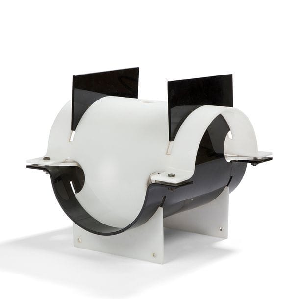 JEAN LEMERRE (NÉ EN 1937) DESIGNER & GALERIE LACLOCHE ÉDITEUR
Jour et Nuit, modèle créé en [1970] et édité en 1971 à moins de 10 exemplaires
Rare lampe à poser.
Plexiglas ; noir, blanc
Deux parties accidentées et recollées. 
27 x 27 x 27 cm
Bibliographie : 
La Maison Française – Numéro de mars 1971. Un modèle similaire reproduit page 134 dans un article intitulé Les Français bougent.
Remerciements :
Nous adressons nos plus vifs remerciements à l’artiste pour les précieux éléments qu’il nous a livrés au sujet de cette œuvre.
