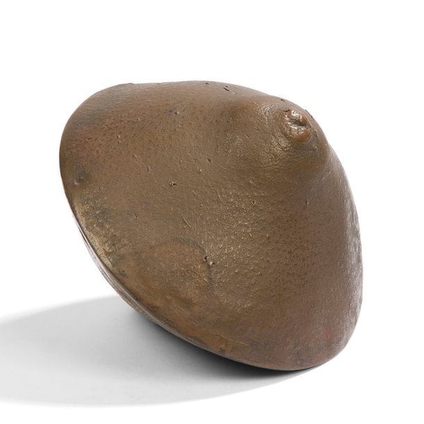 CLAUDE & FRANÇOIS-XAVIER LALANNE (NÉE EN 1925) & (1927-2008)
Moulage double du sein de la fille des artistes 
Sculpture.
Épreuve en fonte de cuivre patinée brun.
Non signée.
12 x 9 x 12 cm
Provenance : 
Ancienne collection Jean-Robert Arnaud, galeriste, ami proche des deux artistes. Œuvre offerte à ce dernier par Claude et François-Xavier Lalanne.