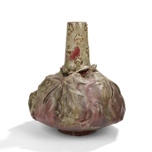 ERNEST BUSSIÈRE (1863-1913) ET KELLER & GUÉRIN À LUNÉVILLE
Marronnier 
Très important vase naturaliste ; la panse renflée au décor en relief reposant sur talon, le col légèrement tronconique aux motifs façon applications.
Épreuve en céramique émaillée lie-de-vin et vert aux très riches irisations ; la base traitée mat et le col brillant.
Époque Art nouveau.
Très légers petits cheveux d’émail probablement d’origine.
Marqué K.G. Lunéville BUSSIÈRE sous la base. 
Hauteur : 45 cm 
Diamètre : 45 cm
Musée :
Une œuvre du même modèle est conservée dans les collections des Musées d’Art et d’Histoire de Genève - Musée Ariana.
Bibliographie : 
Céramiques végétales – Ernest Bussière et l’art nouveau – Musée de l’École de Nancy – Catalogue de l’exposition éponyme organisée du 21 juin au 25 septembre 2000 au Musée de l’École de Nancy. Modèle identique, à la couverte différente, reproduit sous le numéro 70 du catalogue.