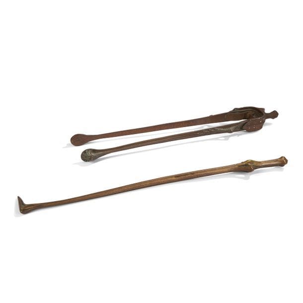 PAUL FOLLOT (1877-1941) POUR LA MAISON MODERNE
Rare partie de nécessaire à cheminée traité dans le goût naturaliste constituée d’une pince et d’un pique-feu.
Épreuves en bronze doré.
Circa 1902/04.
Hauteurs : 65 cm et 67 cm
Bibliographie :
- The Paris Salons 1895-1914- Volume V : Objets d’art & Metalware - Alastair Duncan, Antique Collectors’ Club, 1998. Pique-feu identique reproduit page 262.