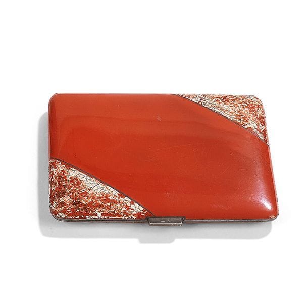 DUNHILL LONDON (MAISON FONDÉE PAR ALFRED DUNHILL EN 1893)
Rare et précieux étui à cigarettes au décor double face.
Épreuve en argent 925/1.000 ; l’intérieur en vermeil.
Décor réalisée en laque rouge ; les angles traités à la coquille d’œuf.
Vendu avec son étui d’origine en peau (accidenté) siglé.
Vers 1930.
Marqué DUNHILL London, porte le poinçon de Maître orfèvre, la garantie 925 et la mention Foreign à l’intérieur.
9,5 x 8 cm 
Poids brut : 130,49 g
Provenance :
Ancienne collection B., New York City, USA.