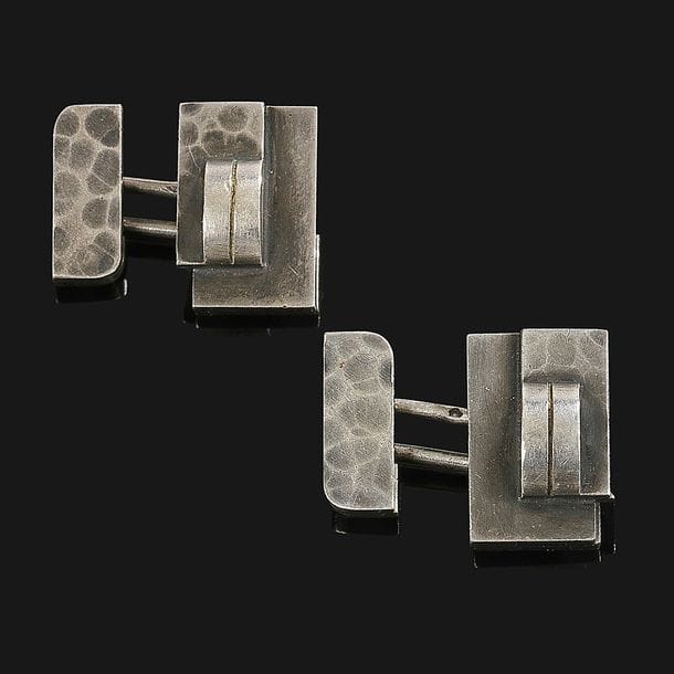 Jean DESPRÉS (1889-1980)
Rare paire de boutons de manchette modernistes en argent.
Les platines traitées lisses au motif d’une double barrette en décrochement et en application sur un fond rectangulaire martelé.
Chaque bouton signé J. DESPRÉS à la pointe et porte les poinçons de Maître Orfèvre et de garantie.
Poids : 19,7 g
Provenance :
- M. et Mme X., Avallon. Œuvre acquise directement auprès de Jean Després.
- Mme D., Sarzeau (Bretagne). Fille des précédents.