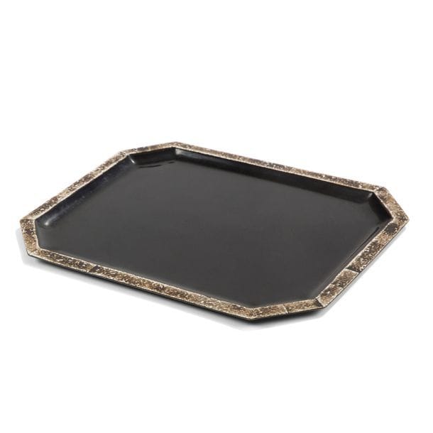 JEAN DUNAND (1877-1942)
Sans titre, circa 1930
Plateau porte-cartes ou vide-poches rectangulaire aux angles tronqués et à cuvette centrale.
Épreuve en dinanderie de cuivre montée au marteau et laquée noir.
Décor sur toute l’aile de coquille d’œuf.
Signé Jean DUNAND en rouge au revers.
21 x 16,5 cm