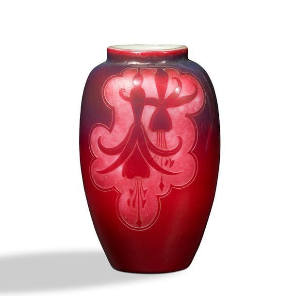 ÉMILE GALLÉ (1846-1904)
Fuchsias
Vase balustre méplat à col oblong.
Rare épreuve en verre multicouche ; la couche mère traitée céladon opaque à l’évocation de la pierre dure, la couche superficielle grenat-cerise et brillant.
Le décor dégagé finement à l’acide dans un cartouche dessiné dans le goût de l’Asie.
Signé GALLÉ, au double trait gravé sous la base.
Hauteur : 15 cm