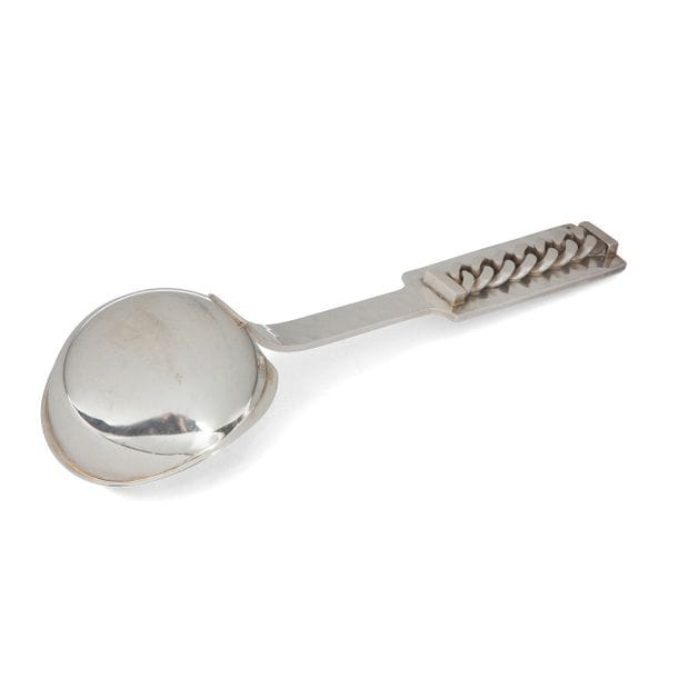 JEAN DESPRÉS (1889-1980)
Louche de service en métal argenté.
Le manche, martelé sur une face, reçoit une gourmette à maillons plats en application.
Signée J. DESPRÉS à la pointe et porte le poinçon de Maître Orfèvre.
Longueur : 23,3 cm