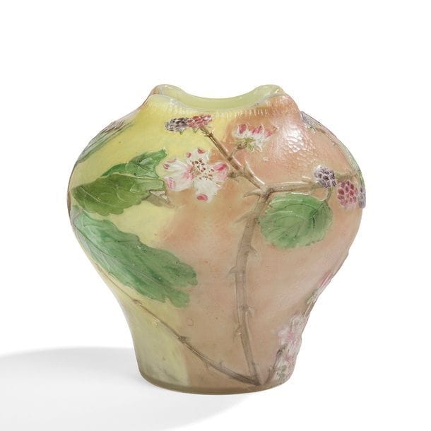 BURGUN – SCHVERER & CIE (VERRERIE D’ART DE LORRAINE – MEISENTHAL) 
Murier en fleurs et en fruits
Rare vase présentant un important renflement dans sa partie haute et au col achevé à la pince.
Épreuve en verre multicouche aux colorations intercalaires.
Le riche décor floral émaillé en interne, gravé à l’acide et finement repris à la roue à froid sur fond jaune et saumon en alternance.
Le fond est repris, par endroits, à la roue afin de former martelage.
Rehauts de dorure épars dans le décor.
Circa 1895/1900.
Une bulle d’air (colorée) vers la base.
Porte la marque au chardon à l’or Verrerie d’Art de Lorraine et du monogramme B. S. C. avec la mention Déposé sous la base.
Hauteur : 17 cm
Diamètre : 17 cm