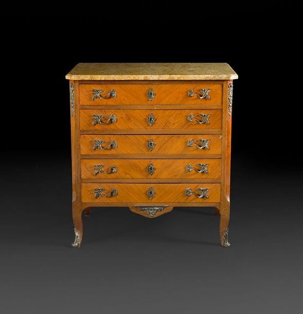 LONDRES 1963 - 1964
Orfèvre?: GARRARD and Co
Ménagère en argent, modèle filets sans épaulement ciselé de rinceaux sur fond amati?:
1er tiroir?: 12 fourchettes de table, 12 cuillers de table, 12 couteaux de table, 1 couvert à gigot
2e tiroir?: 1 couvert à poisson, 12 fourchettes à poisson, 12 couteaux à poisson
3e tiroir?: 12 grandes fourchettes de table, 12 grands couteaux de table, 12 cuillers à thé, 12 cuillers à moka, 1 pince à sucre, 1 couvert à affuter
4e tiroir?: 12 fourchettes à entremets, 12 couteaux à entremets, 1 couteau à découper lame acier
5e tiroir?: 2 cuillers à sauce, 12 cuillers à soupe de taille intermédiaire, 6 grandes cuillers à soupe, 1 louche
Soit un total de 160 pièces
Poids total brut?: 9160 g
Poids total net?: 4421 g
On y joint trois pièces d’un autre service?: manche à gigot, couteau à fromage et manche à côtelettes en argent 
Poids brut?: 215 g
Dans une commode en placage de bois de rose et amarante?; dessus de marbre Brocatelle jaune de style Louis XVI. 