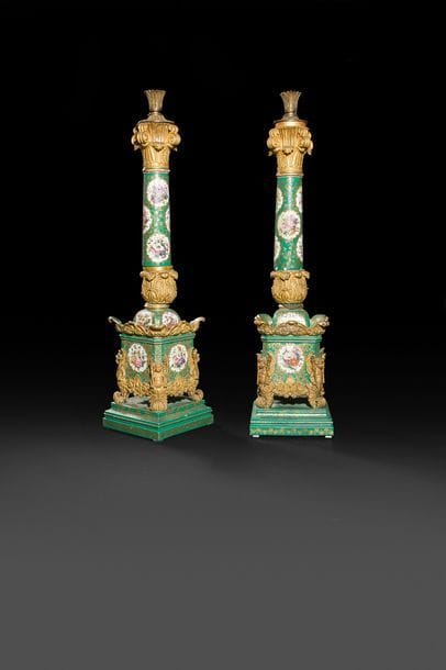 Paris
Paire de candélabres formant lampes en porcelaine en forme de colonne sur base carrée reposant sur quatre figures d’amours à fond or à décor polychrome de bouquets de fleurs dans des médaillons sur fond vert et feuilles d’acanthe à fond or sur les bords.
Probablement manufacture de Feuillet.
Époque Louis Philippe, vers 1840.
H. 61?cm
Accidents, restaurations et manques.
 