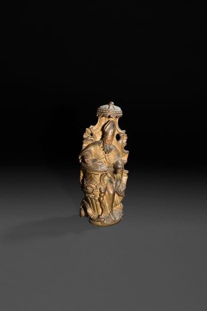 Saint docteur de l’Église en bois sculpté en applique et doré. Assis dans une chaire à décor rocaille, il est revêtu d’une aube, d’une chape, coiffé d’une mitre, sa main droite repose sur la Bible ouverte.
XVIIIe siècle
H?: 29,4?cm
(crosse manquante) 