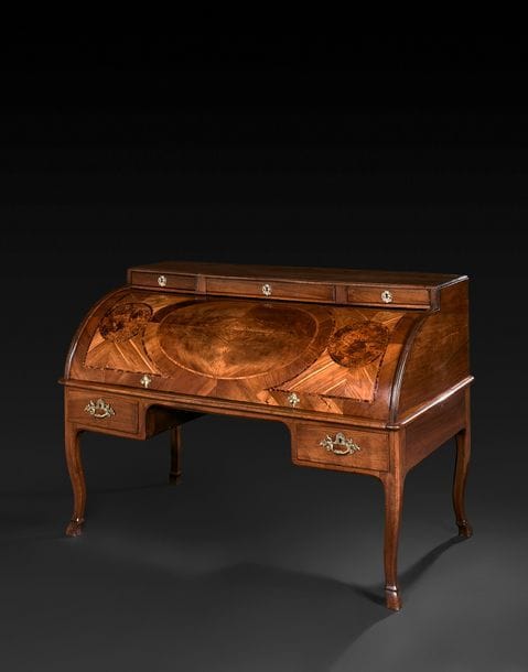 Grand secrétaire à cylindre en noyer et loupe d’acacia dans des réserves (toutes faces), ouvrant à cinq tiroirs et un cylindre découvrant six tiroirs et plusieurs compartiments, avec une tablette coulissante côté droit, reposant sur des pieds cambrés à sabot de biche.
Par Jean-François Hache (1730-1796).
Époque Louis XV, vers 1770.
H?: 122?cm, L?: 168?cm, P?: 91?cm

Provenance :
Ancienne collection du peintre Charles Bertier (1860-1924), puis par descendance jusqu’aux propriétaires actuels.
 
Bibliographie :
P. et F. Rouge, Le Génie des Hache, Dijon, 2005, p. 504.
 
 Parmi les secrétaires à cylindre de Jean-François Hache réalisés à la fin du règne de Louis XV, période durant laquelle ce type de meuble peut être considéré comme une nouveauté, il convient de distinguer les secrétaires en placage, de ceux réalisés entièrement en marqueterie. Ils sont le plus souvent ornés de réserves constituées d’un autre type de bois comme la loupe d’acacia pour le meuble de l’ancienne collection Bertier, ou décorées de marqueterie géométrique.

Célèbre peintre grenoblois, Charles Bertier exposa dès 1894 au Salon des Artistes Français. En 1900, il peint son Coucher de soleil sur la chaine de Belledonne pour le restaurant Le Train bleu, gare de Lyon à Paris.