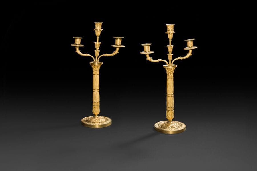 Paire de candélabres en bronze doré à trois lumières, le fût à décor guilloché et palmettes reposant sur une base circulaire feuillagée à frise d’entrelacs.
Époque Restauration.
H?: 47?cm 