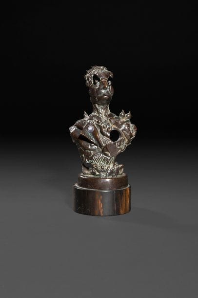 AVATI (XXe)
Buste d’homme
Sculpture.
Épreuve en bronze à patine brun nuancé. 
Fonte à la cire perdue.
Base en palissandre. 
Signée et datée AVATI (19)76, porte le cachet de fondeur GODARD Cire Perdue et le justificatif de tirage 3 / 8. 
H avec base?: 17,5?cm 