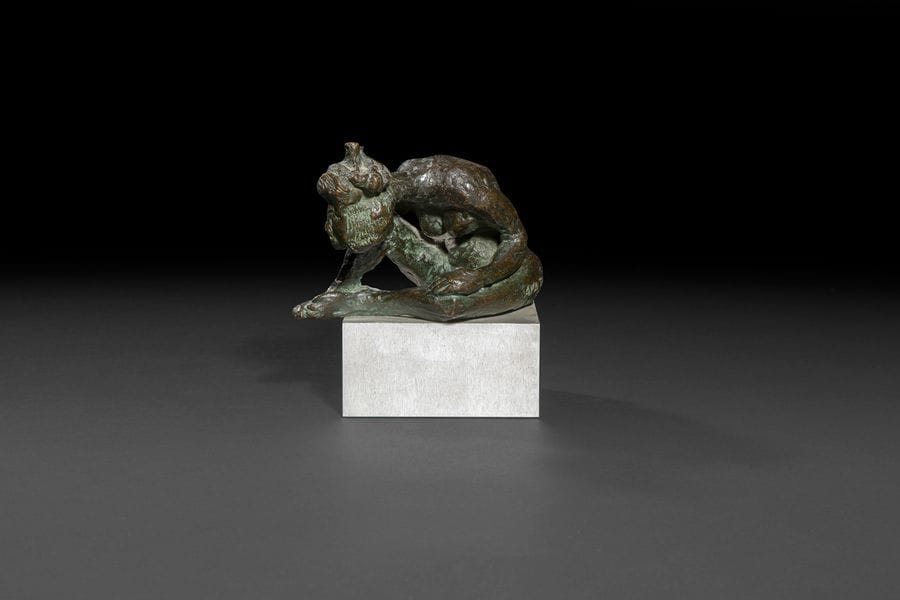 AVATI (XXe)
Femme assise, le buste en avant
Sculpture.
Épreuve en bronze à patine brun nuancé vert.
Socle en métal brossé. 
Signée et datée AVATI (19)73, justificatif de tirage 1 / 8. 
Dimensions avec base?: 12 x 11 x 8?cm 
 