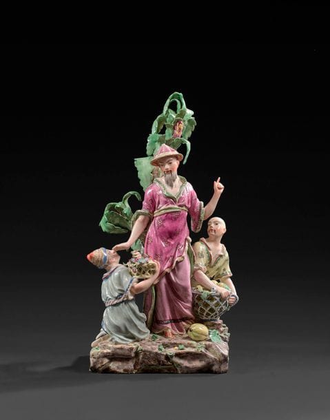 LUDWIGSBURG
Grand groupe à trois figures en porcelaine représentant un chinois debout, deux serviteurs à ses côtés portant une corbeille de fruits et une corbeille de fleurs, décor polychrome.
Modèle de Joseph Weinmüller.
XVIIIe siècle, vers 1770.
H : 40 cm
(Quelques éclats aux feuilles du palmier au dos et au sommet du chapeau du chinois au centre). 

Provenance : 
Sammlung der Markgraven und Grossherzöge von Baden, Sotheby’s, 16-30 octobre 1997, lot 816.
Un groupe similaire est reproduit par Prof. Dr Bertold Pfeiffer, Album der Erzeugnisse der ehemaligen württembergischen Manufaktur Alt-Ludwigsburg, 1906, p. 75 n°3.
Pour un détail des exemplaires publiés voir : Hans Dieter Flach, Ludwugsburger Porzellan, 1997 p. 100.