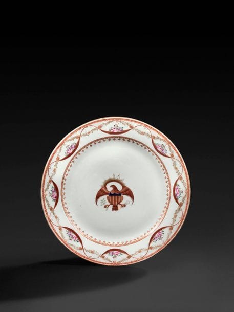Dans le genre de la Chine XXe siècle
Assiette en porcelaine à décor polychrome et or d’armoiries formées de l’aigle américain au centre et de guirlandes sur l’aile. Commande pour le marché américain.
Vers 1800-1820.
D : 25 cm

Pour des pièces en porcelaine de Chine à décor comparable voir : Jean McClure Mudge, Chinese Export porcelain for the American Tradae 1785-1835, 1981, pp. 189-193