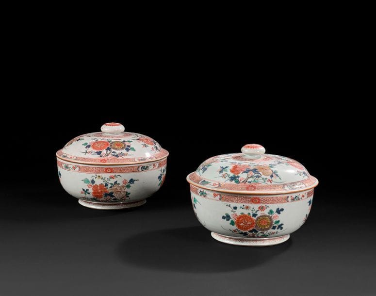 CHINE
Paire de terrines circulaires couvertes en porcelaine à décor polychrome des émaux de la famille verte de branches fleuries et galons
Époque Kanghi (1662-1722). 
H : 22,5 cm, L : 17,5 cm
Un petit éclat rebouché sur le bord d’un couvercle.
