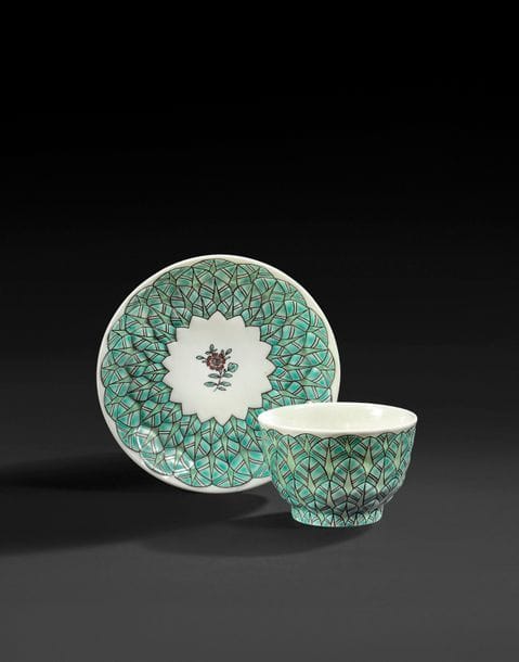 SAINT-CLOUD
Bol et sa soucoupe en porcelaine tendre à motifs de feuilles imbriquées en relief, rehaussées en vert et à décor polychrome de fleurettes dans le style Kakiemon.
XVIIIe siècle, vers 1720-40.
H : 4,5 cm, D : 12 cm

Provenance :
Ancienne collection de Mr. L, vente Doullens, 1er octobre 2006, lot 78.