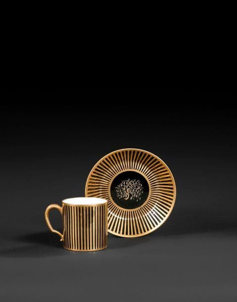 SèVRES
Gobelet litron et sa soucoupe en porcelaine dure à décor sur fond noir de raies or et au centre de la soucoupe d’une branche fleurie or et platine.
Marqués en or LL entrelacés, et trace de marque du doreur Weydinger.
XVIIIe siècle, vers 1792.
H : 6,5 cm, D : 13,5 cm
Éclat restauré à la soucoupe