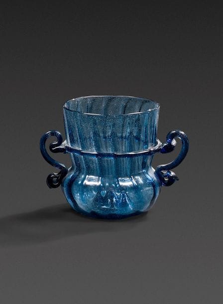 Petit vase à anse en verre bleu.
Venise ou façon de Venise (Espagne, Catalogne), fin du XVIe siècle.
H : 6 cm

Provenance : 
Vente Paris, étude Gros & Delettrez, le 9 décembre 2005, lot 35