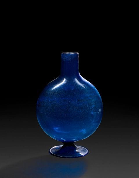 Gourde en verre bleu.
Venise ou façon de Venise, XVIIe siècle.
H : 28 cm
