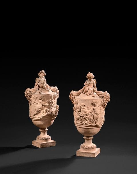 École française, fin du XVIIIe siècle.
Paire de vases en terre cuite symbolisant l’Automne à décor de bacchanale de putti. 
H : 37,5 cm (petit interstice visible entre le corps inférieur du vase - présentant des traces de moulage - accolé à la partie décorée). 

Conçus en pendants, cette paire de vases couverts renvoie à Louis-Félix de La Rue, sculpteur de talent qui exécuta « quatre vases, sur chacun sont deux enfants et des attributs qui caractérisent les saisons, ils portent 15 pouces de hauteur ». Cette belle paire de vases couverts est aussi un précieux témoignage du goût et du raffinement de la société française à la fin de l’Ancien Régime.