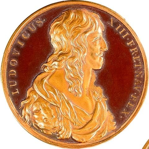 Louis XIII (1610 - 1643)
Avers : LUDOVICUS. - XIII. FR. ET. NAV. REX
Buste du roi drapé avec la peau du lion de Némée à droite.
Revers : SE ET REGNUM DEO SUB B. MARIÆ TUTELA CONSECRAVIT 
Il a consacré lui et son royaume sous la tutelle de la bienheureuse Marie.
Le Roi à genoux devant un autel surmonté d’une Piéta, et présentant sa couronne à la Vierge. 
Signature T. BERNARD. F. et à l’exergue : ARAM VOVIT/ MDCXXXVIII
TNG pl 40, 4
Médaille en bronze partiellement dorée 1638.
D : 67,81 mm - Poids : 151,197 g 
Exemplaire superbe et de belle facture.
Le royaume protégé par la Vierge. En 1638, Louis XIII mit son royaume sous la protection de la Vierge et décréta l’organisation d’une procession dite Procession du vœu de Louis XIII.
