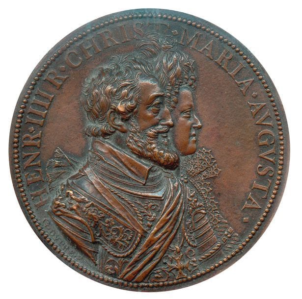 HENRI IV, MARIE DE MÉDICIS et le Dauphin (futur Louis XIII)
HENR. IIII R. CHRIST. MARIA. AVGVSTA. Bustes accolés à droite d’Henri IV et de Marie de Médicis en costumes d’apparat. Signature G. DVPRÉ F et la date 1603 gravée en creux sur la tranche du cou. R/. PROPAGO. IMPERI. Henri, en Mars, tient la main de Marie de Médicis, en Minerve sous un aigle apportant une couronne. Dessous un ange tenant un casque, avec le pied posé sur un dauphin (Louis XIII) et à l’exergue, 1603.
Mazerolle 639 ; TNG II,3 ; Jones 16
Médaille en bronze du graveur Guillaume Dupré. 
D : 67,42 mm - Poids : 68,07 g
Fonte tardive de belle facture.
Jolie patine brune. Très beaux portraits d’Henri IV et Marie de Médicis.
Très bel exemplaire. 

Médaille frappée pour commémorer la naissance du Dauphin.
Henri IV, roi de Navarre, (1553-1610) prend la couronne de France après les morts successives sans postérité des trois derniers rois de la maison de Valois : François II (1560), Charles IX (1574) et Henri III (1589). Le problème de la succession revêtait une importance considérable dans une France se remettant à peine du séisme politique et religieux que furent les Guerres de religion et les excès de la Ligue.
La naissance du dauphin Louis, futur Louis XIII (1601-1643) que célèbre cette médaille sur son revers, à Fontainebleau le 27 septembre 1601 est une véritable « délivrance dynastique » pour la maison de Bourbon.