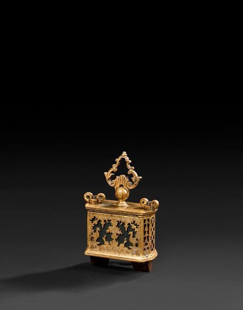 Pierre d’aimant armée. Nijni Taguil, Oural. Troisième tiers de XVIIIe siècle.
Parallélépipède rectangle de magnétite, monté avec une armure en acier doux formant les deux pôles, dans une cage octogonale en cuivre doré à décor ajouré. Le décor est composé d’un vase fleuri (surmonté d’un mascaron sur une des faces), avec de part et d’autre un aigle face à un escargot.
Marquage sous la cage sur deux lignes : КА[МЕНЪ] В[ Ѣ ]С[ОМЪ] 23 ЗО[ЛОТНИКА] / ПО[ДЫМАЕТЪ] 3 1/2 ФУ[НТА] (la pierre d’un poids de 23 zolotnik soulève 3,5 livres).
La pierre seule pèse effectivement 97,66 g soit 23 zolotnik (avec une marge de 0,46%.) La livre russe comprenant 96 zolotnik, elle serait donc capable de soulever un poids de 3,5 x 96 = 336 zolotnik (1,433 kg) soit 14,61 fois son propre poids. Ce ratio est dans la fourchette de capacité de levage des pierres d’aimant de l’époque. Tout dépend de la construction de l’armure et accessoirement de la traverse (non conservée sur l’exemplaire présenté).
Hauteur avec l’anneau : 8,2 cm ; Dimensions : 5,1 x 2,6 cm ; Poids total avec l’armure et la cage : 218,12 g

Le décor ajouré est caractéristique des aimants de l’Oural. Un décor ajouré avec un animal, en l’occurrence, un lièvre, se retrouve sur la cage d’un aimant naturel du XVIIIe siècle au musée Historique d’État (MM-6319). Le thème de l’aigle et de l’escargot se trouve en Allemagne et en France dans la seconde moitié du XVIIIe siècle, comme allégorie de l’aristocrate et du parvenu.
Le musée Historique à Moscou possède au moins 17 exemplaires d’aimant naturel de ce type, le musée de l’Ermitage au moins 7, un exemplaire de fabrication russe se retrouve au Royal Museums of Greenwich. Des 76 exemplaires de la collection d’Akinfi Demidov, deux se trouvent au musée de Nijni Taguil et un au Technikum de Nijni Taguil. Les Démidov possédaient des gisements de magnétite et de fer près de Nijni Taguil, des mines de cuivre à Neviansk, soit les minerais de base pour la fabrication des aimants : la magnétite pour la pierre d’aimant, le fer pour l’armure en acier doux, le cuivre pour la cage. Ils étaient également propriétaires de mines d’or servant pour la dorure.
Ces aimants étaient destinés aux officiers du service des mines (géologues), aux officiers de marine, aux expériences scientifiques sur le magnétisme, aux cabinets de curiosités.
Une description très détaillée de la construction des armures des aimants naturels est donnée par Louis Guillaume Le Monnier dans le premier tome de l’Encyclopédie Diderot et d’Alembert (1751).

Магнит постоянный. Нижний Тагил, Урал. Последняя треть XVIII века.
Параллелепипед магнитного камня, снабжённый с торцевых сторон пластинками мягкой стали в медной позолоченной осьмигранной оправе с просечным декором: мотив вазы с акантовыми побегами и цветами (под маской на одной только стороне); и слева и справа изображены орёл и улитка, смотрящие друг на друга.
Надпись на нижней пластинке оправы, в двух строках : КА[МЕНЪ] В[ Ѣ ]С[ОМЪ] 23 ЗО[ЛОТНИКА] / ПО[ДЫМАЕТЪ] 3 1/2 ФУ[НТА].
Действительно, магнитный камень весит 97, 66 г - 23 золотника (с ошибкой на 0,46%.). Учитывая что русский фунт содержит 96 золотников, этот камень способен поднимать вес в 3,5 х 96 = 336 золотника (1,433 кг), т. е. в 14,61 раза больше собственного веса. Соотношение в рамках подъемных способностей магнитов того времени. Многое зависит от формы арматуры и от якоря (здесь утрачен, что часто бывает).
Высота с кольцом : 8,2 см ; Размер : 5,1 х 2,6 см ; Общий вес со стальными полюсами и с оправой : 218,12 г

Ажурный декор оправы часто присутствует на уральских магнитах. Мотив вазы с акантовыми побегами и цветами часто встречается в книжных заставках. Просечной декор с животным - зайцем мы находим на оправе магнита XVIII в. в ГИМе (ММ-6319). Тема орла и улитки встречается в Германии и во Франции во второй половине XVIII в., как аллегория аристократа и выскочки. Можно ли видеть здесь Императрицу и Демидова ?
В ГИМе хранится не менее 17 магнитов такого типа, в Эрмитаже не менее 7 экземпляров. Кроме того, за рубежом, один русский магнит представлен в коллекции Королевского Музея в Гринвиче (Royal Museums of Greenwich). Из 76 экземпляров коллекции Акинфия Демидова два хранятся в Историко-краеведческом музее Нижнего Тагила и один представлен в экспозиции музея Нижнетагильского горно-металлургического колледжа им. Черепановых.
Демидовы владели рудниками натурального магнита и железа около Нижнего Тагила, медными рудниками в Невьянске, - это основные руды, использованные при изготовлении магнита и оправы к нему, а также золотыми рудниками для золочения.
Подобные магниты были предназначены для горных офицеров, для морских офицеров, для научных испытаний и просто для светских кунст-камер. В XVIII в. магнит являлся очень популярной научной темой.
Подробное описание изготовления магнитов и особенно полюсов широко изложено Луи Гий