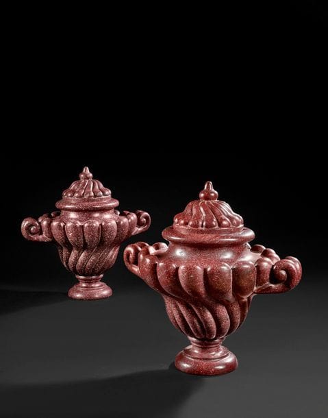 Deux vases en porphyre d’égypte à godrons torses et anses en enroulement, reposant sur un piédouche mouluré, le couvercle également à godrons et surmonté d’une prise ; (différence de couleur).
Rome milieu du XVIIe siècle (petits éclats et restaurations).
H : 33 cm

Bibliographie :
D. Del Bufalo, Red Imperial porphyry, power and religion, Turin, 2012, n°V46, p. 145.

Référence bibliographique :
P. Malgouyres, Porphyre, cat. exp., musée du Louvre, Paris, 2003.
Comme le souligne Philippe Malgouyres dans sa remarquable exposition au musée du Louvre en 2003, les rapprochements entre les objets de porphyre aujourd’hui conservés et les praticiens spécialisés ou sculpteurs répertoriés à Rome au XVIIe siècle sont complexes à réaliser et les diverses factures ou traces de paiement difficiles à interpréter. Cependant, une découverte assez récente (S. Pergola in I Marmi colorati della Roma imperiale, cat. exp., Rome, 2002, p. 581-582) établit une correspondance entre le célèbre vase de la collection Doria-Pamphili à Rome (voir illustration) et la production de l’atelier de Silvio Calci actif à Rome au milieu du XVIIe siècle.
Ces documents de paiement permettent néanmoins d’avancer le nom de Calci pour le vase Doria-Pamphili et par conséquent également pour le petit de nombre de vases similaires s’y rapportant. Outre la « paire » de la collection Malatier, il convient de citer le grand vase du musée du Louvre (MR 2839, Malgouyres, op. cit., n°27, p. 113), ainsi que le vase de la collection Odermatt (Catalogue of the art treasures of the United Kingdom, cat. exp., Manchester, 1857 et Del Bufalo, op. cit., Turin, 2012, n°V 67, p. 148) ainsi qu’une autre paire de vases également conservée au Louvre (H : 57 cm) illustrés dans Malgouyres, op. cit., p. 140.