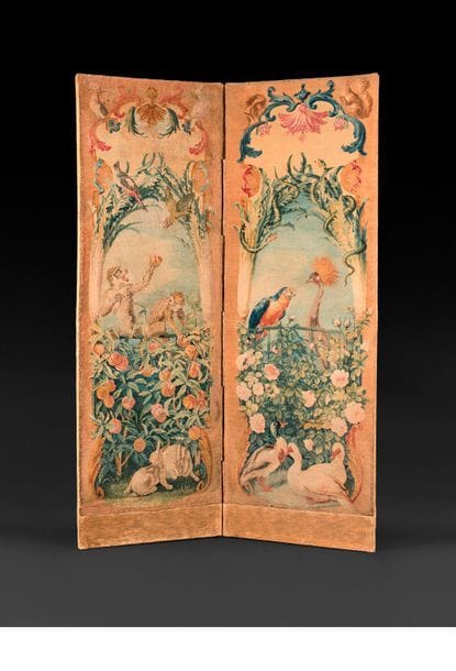 Très rare paravent de tapisserie à deux feuilles, de la Manufacture Royale de la Savonnerie du second quart du XVIIIe siècle (vers 1740), appartenant à l’origine à un ensemble mobilier, décoré des cartons d’Alexandre-François Desportes (1661-1741). 
Laine sur châssis de bois (remonté).
H : 200 cm, L : 66,5 cm par feuille.

Description des motifs des panneaux :
Feuille n°1 : 
Deux lapins à la base d’une haie d’orangers chargés de fruits sous une balustrade avec deux singes jouant au-dessus avec un perroquet perché plus haut. 
Feuille n°2 : 
Trois canards au pied d’un rosier en fleurs, avec au dessus une balustrade sur laquelle est perché un perroquet et laissant apparaître à son côté une grue couronnée et perchée plus haut une paire de serpents dans des palmes.

Œuvres en rapport :
- Un paravent similaire à 5 feuilles vendu le 7 juillet 2011 289 000 £ à Londres chez Christie’s
- Un paravent similaire à 6 doubles feuilles vendu le 13 juin 2003 1 200 000 € à Drouot Richelieu.
- Un paravent à sujet identique mais à 4 feuilles (les mêmes dupliquées) est conservé au Getty Museum de Los Angeles

Après un passage à la manufacture royale des Gobelins en 1692-1693, Alexandre-François Desportes (1661-1743) devient portraitiste de la Cour de Pologne en 1695-1696. De retour en France, il se détourne du portrait pour se consacrer à la décoration intérieure. Il est reçu à l’Académie royale de peinture et de sculpture en tant que « peintre d’animaux » en 1699. 
De 1700 jusqu’à sa mort, il exécutera de nombreux tableaux et cartons pour le mobilier afin d’orner les demeures royales (Versailles, Marly, Meudon, Compiègne et Choisy), pour Louis XIV, puis pour Louis XV qui lui commanderont les portraits de leurs chiens favoris. 
Peintre des chasses et de la meute royale, Desportes suit le roi lors de ses chasses. Saint-Simon rapporte « qu’il allait même d’ordinaire à la chasse à ses côtés, avec un petit portefeuille pour dessiner sur les