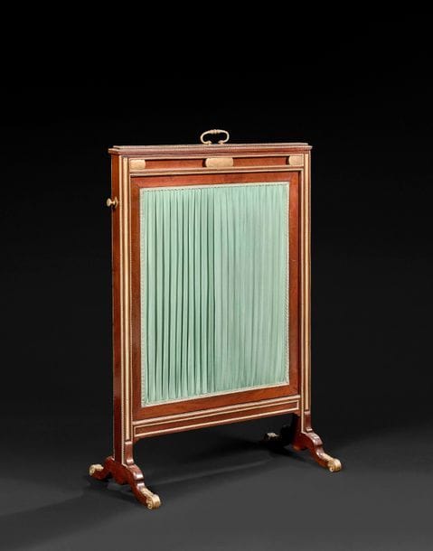 Grand écran de cheminée en acajou, la feuille coulissante à crémaillère, libérée par un bouton-poussoir et surmontée d’une poignée, à décor de baguettes de bronze à torsades et plaques de brettés, les montants à patin et bronzes feuillagés.
Estampille de Pierre Garnier, ébéniste reçu maître en 1742.
Époque Louis XVI.
H : 105 cm, L : 71,5 cm, P : 37 cm

Provenance :
Ancienne collection Charles de Beistegui au Château de Groussay, Sotheby’s et Poulain-Le Fur, 2-6 juin 1999, lot 863.