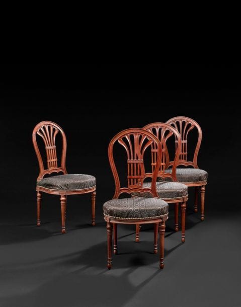 Suite de quatre chaises en acajou à dossier ajouré en lyre, l’assise en fer à cheval reposant des pieds fuselés et bagués.
Estampille d’Henri Jacob, menuisier reçu maître en 1779.
Époque Louis XVI (restaurations).
H : 89 cm, L : 44 cm