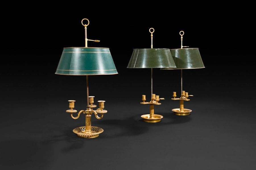 Trois lampes bouillotte en bronze doré à trois lumières et corbeille circulaire.
Style Louis XVI (accidents et restaurations).
H : 69 cm