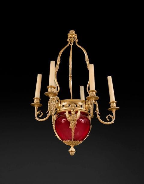 Lustre en verre teinté et bronze doré, à six lumières et bustes de victoires ; (percé pour l’électricité).
XIXe siècle.
H : 70 cm, L : 46 cm