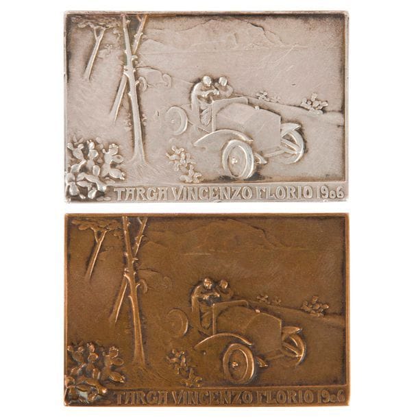 RENÉ LALIQUE (1860-1945) 
Targa Vincenzo Florio 1906
Deux plaques commémoratives pour la 1ère édition de cette course ; l’une en argent, l’autre en bronze. Chacune signé LALIQUE sur la tranche et titrée dans un bandeau horizontal, celle en bronze portant la mention Bronze. 
5,5 x 3,8 cm
Poids de celle en argent : 47,62 g