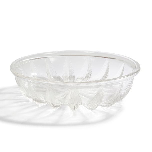 LALIQUE FRANCE D’APRÈS UN MODÈLE DE RENÉ LALIQUE (1860-1945) 
Châtaignier, modèle créé le [29 mars 1933]
Grande coupe creuse. Épreuve en cristal moulé-pressé (Réf. Marcilhac 10-388 page 308). Signée LALIQUE France au centre au revers. H. 8,5 cm – D. 35 cm 