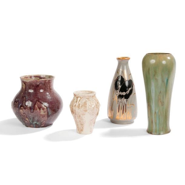 ART DÉCO - RÉUNION DE 4 ŒUVRES 
MONTIÈRES 
Couple d’échassiers
Vase piriforme au col évasé ourlé. Épreuve en céramique émaillé noir, blanc et à l’or sur fond gris. L’intérieur émaillé or. Marqué MONTIÈRES vers et sous la base. H. 23 cm 
GRÈS MOUGIN NANCY 
Vase balustre. Épreuve en grès émaillé ; le décor en relief et rehaussé de coulures beiges sur fond blanc cassé. Signé MOUGIN Nancy et numéroté 790 sous la base. H. 13,5 cm 
EUGÈNE LION (1867-1945)
Vase bursaire à large col. Épreuve en céramique à décor de coulures aubergine aux nuances de bleu et de sang-de-bœuf. Un cheveu interne et un collé de four sur la panse. Signé LION sous la base. H. 17 cm 
GENTIL-BOURDET À BOULOGNE-BILLANCOURT
Haut vase balustre à large ouverture. Épreuve en grès émaillé à décor de coulures et de jaspures. Porte le cachet en creux de la manufacture sous la base. H. 35,5 cm 