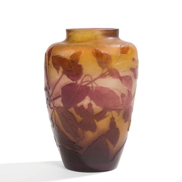 ÉTABLISSEMENTS GALLÉ (1904-1936) 
Fuchsias
Vase balustre méplat à col annulaire. Épreuve en verre multicouche au décor, dégagé à l’acide, traité prune sur fond jaune nuancé de gris-blanc. Signé GALLÉ, en réserve gravé en camée à l’acide. H. 19,5 cm 