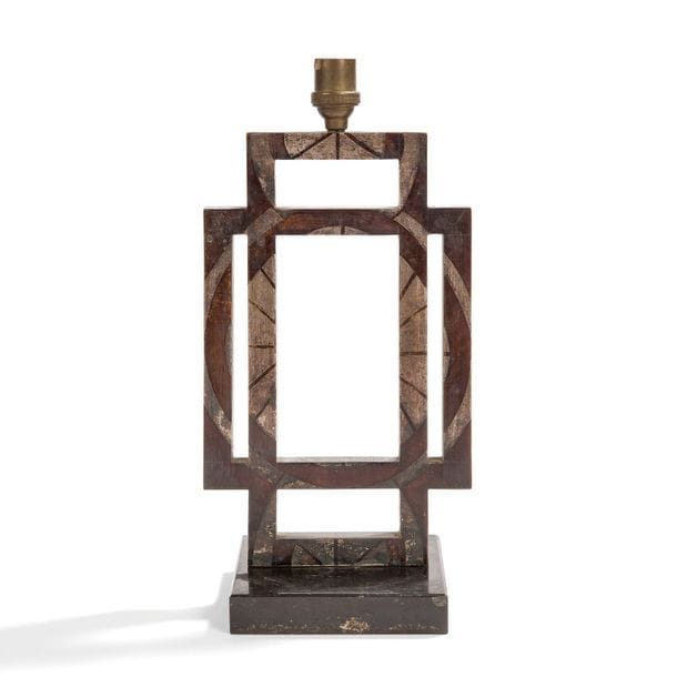 TRAVAIL MODERNISTE DES ANNÉES 1930
Pied de lampe en laiton au décor géométrique traité en patine argenté et polychrome sur fond canon de fusil. Base en marbre. H. (sans douille) : 27 cm