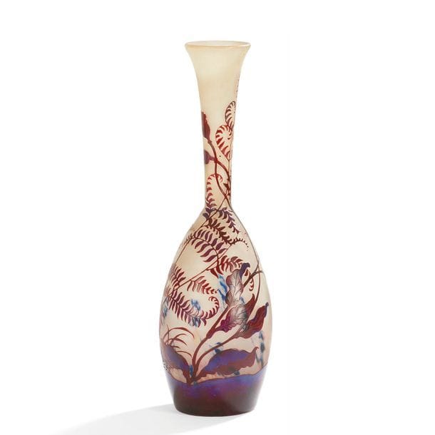 ÉTABLISSEMENTS GALLÉ (1904-1936) 
Chardons et fougères
Vase soliflore à corps piriforme et col légèrement évasé. Épreuve en verre multicouche au décor, dégagé à l’acide, traité prune sur fond gris-blanc tacheté polychrome. Signé GALLÉ, en réserve gravé en camée à l’acide. H. 24,5 cm 