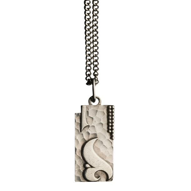 JEAN DESPRÉS (1889-1980)
Pendentif moderniste en argent et sa chaîne. La plaque rectangulaire, à une échancrure dans son angle supérieur gauche, reçoit un décor en application de formes libres et de rangs perlés sur fond à large martelage. Signé J. DESPRÉS à la pointe au revers de la plaque et frappé des poinçons de Maître Orfèvre et de garantie sur la bélière et sur le fermoir de la chaîne. Poids : 49,24 g