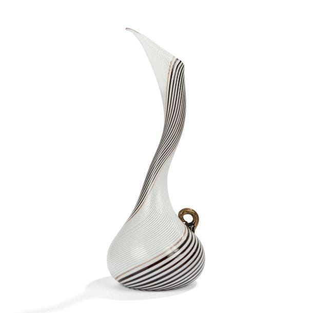 DINO MARTENS (1894-1970) DESIGNER & VETRERIA AURELIANO TOSO MURANO (VERRIER)
Série Mezza – Filigrana Bianca – Nera, initié en 1954
Vase de forme libre à une anse détachée. Épreuve en verre ; traité blanc, noir et or. Porte l’étiquette ancienne circulaire et dorée Vetreria Aureliano TOSO Murano sous la base.