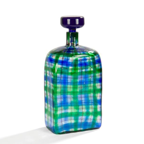 BAROVIER & TOSO VERRERIE D’ART POUR CHRISTIAN DIOR
Scozzese dit aussi Écossais dit aussi Tartan
Flacon au corps quadrangulaire et au bouchon circulaire. Épreuve en verre au décor polychrome réalisé en colorations internes. Marqué Christian DIOR, à la pointe sous la base. H. 26,5 cm