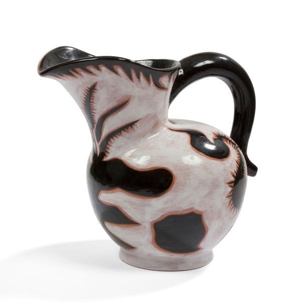 JEAN LURÇAT (1892-1966) PEINTRE-CARTONNIER & SANT VICENS POTERIE
Motifs géométriques
Important pichet à panse bursaire et à une anse détachée. Épreuve en céramique au décor émaillé polychrome. Marqué au revers Dessin J. LURÇAT Sant-Vicens - AI, et numéroté 26/100. H. 29 cm