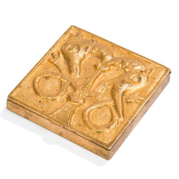 LINE VAUTRIN (1913-1997)
Le loup et le renard
Poudrier carré. Épreuve en bronze et laiton dorés. MANQUE son miroir intérieur. Signé Line VAUTRIN au revers. Dessus : 7 x 7 cm